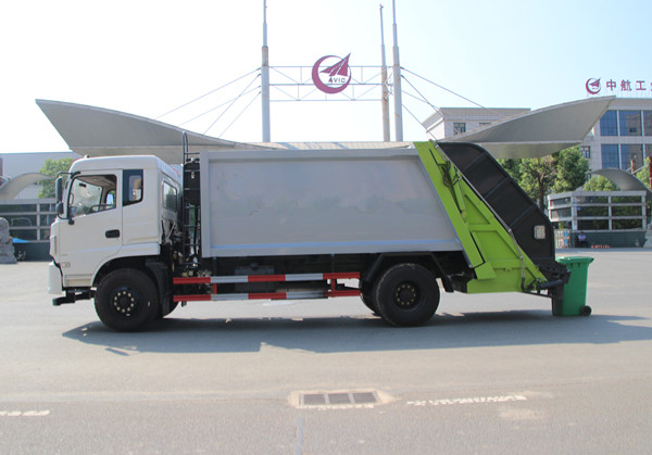 東風(fēng)專底10-12方壓縮式垃圾車