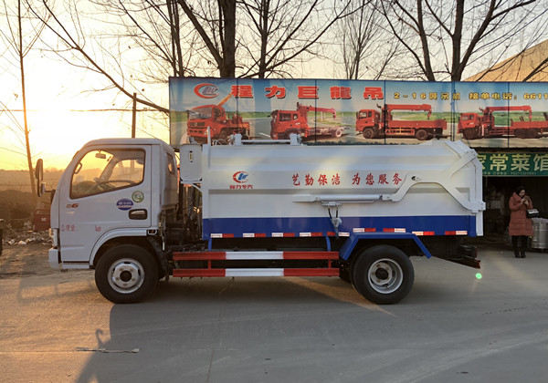 東風(fēng)多利卡6方側(cè)裝壓縮式垃圾車