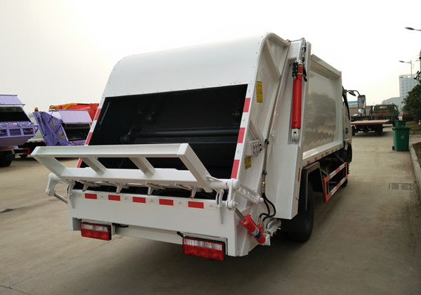 東風(fēng)多利卡8方壓縮式垃圾車