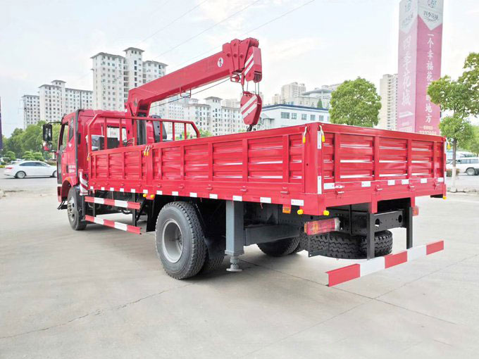 程力吊機(jī)6.3噸解放J6隨車吊