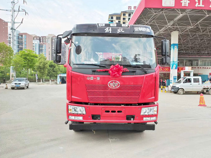 程力吊機(jī)6.3噸解放J6隨車吊