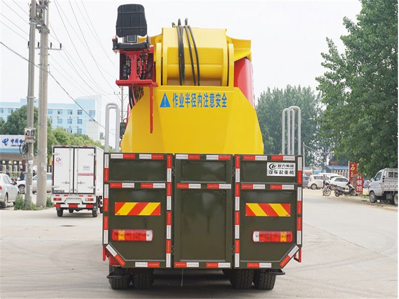程力200噸重汽豪沃隨車吊（重汽 -- 豪沃HOWO200噸隨車起重運輸車）