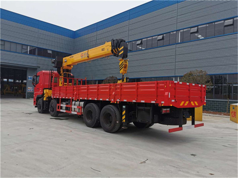 東風(fēng)D7前四后八16噸隨車吊