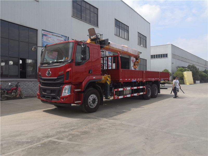 柳汽H5后八輪徐工12噸隨車(chē)吊