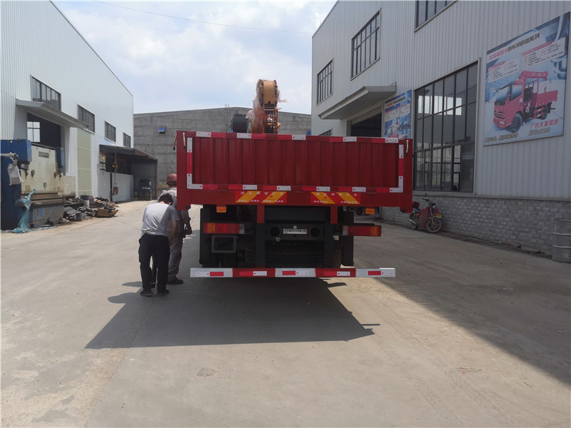 柳汽H5后八輪徐工12噸隨車吊