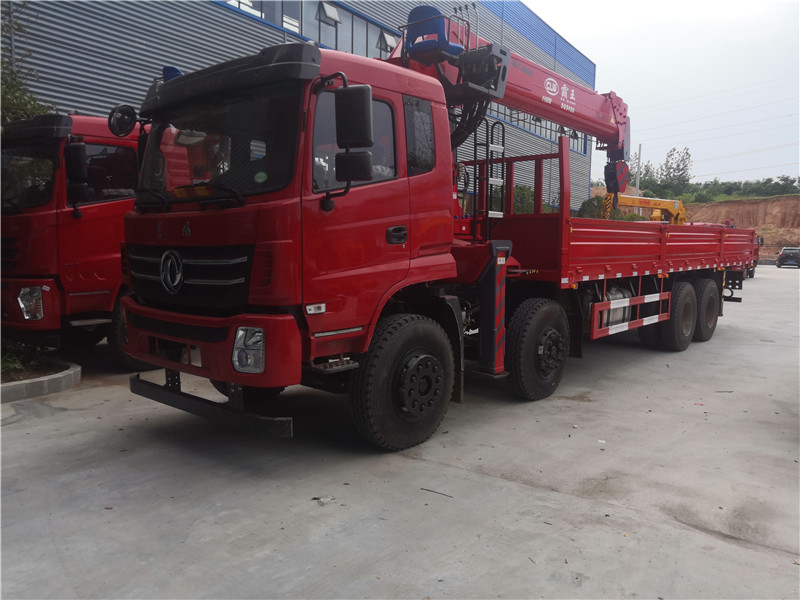 東風(fēng)D17前四后八16噸隨車吊
