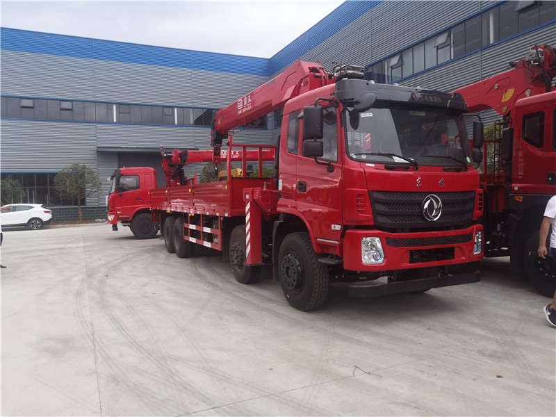 東風(fēng)D17前四后八16噸隨車吊