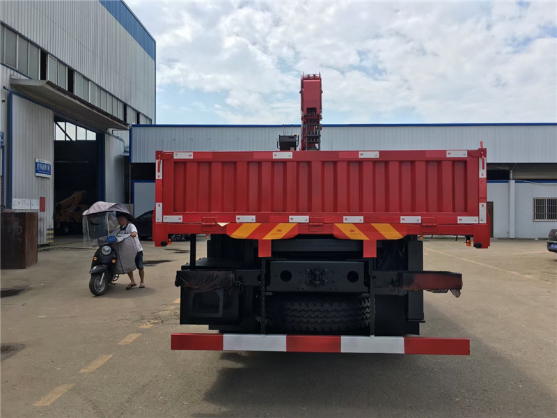 東風(fēng)暢行D7前四后八隨車(chē)吊