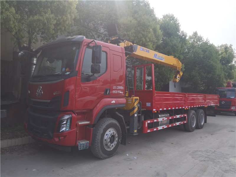 東風(fēng)柳汽后八輪12噸隨車吊