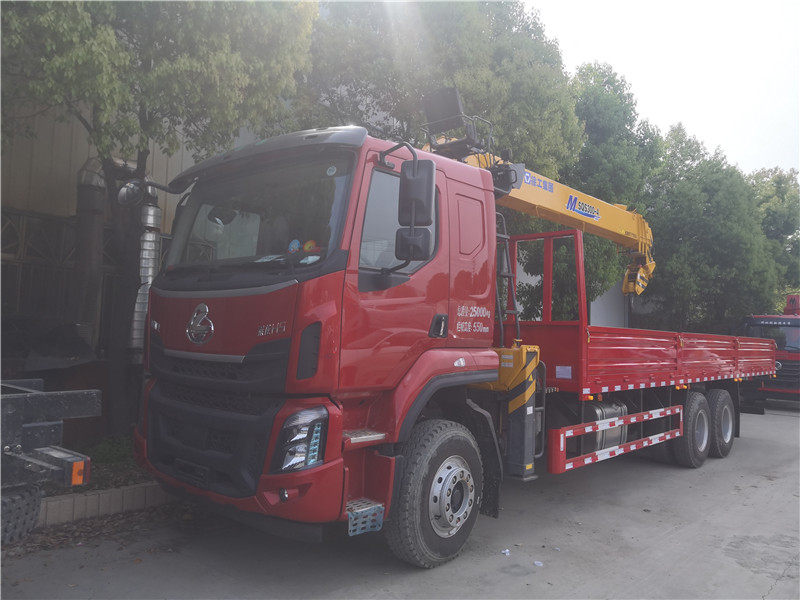 東風(fēng)柳汽后八輪12噸隨車吊