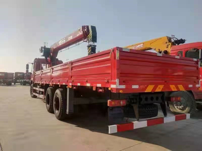 東風(fēng)天錦后八輪12噸隨車吊