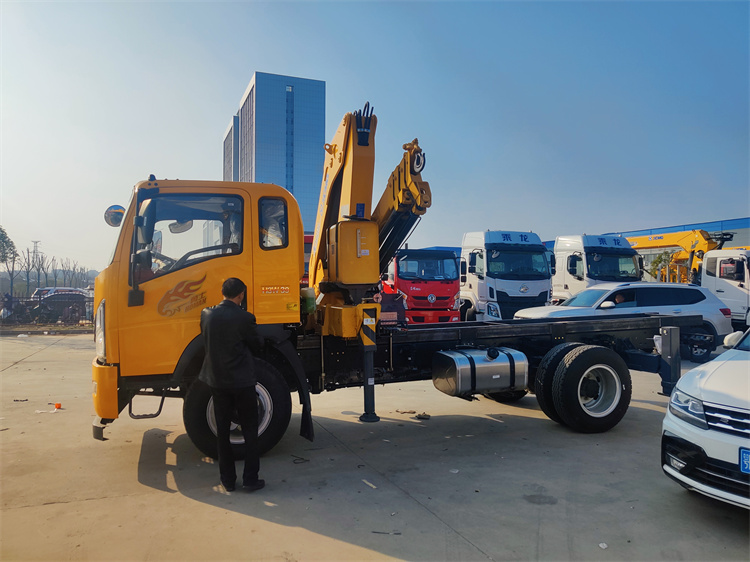 ?重汽豪曼小黃牌折臂6.3噸隨車吊