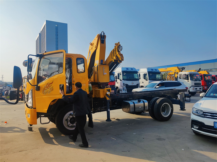 ?重汽豪曼小黃牌折臂6.3噸隨車吊