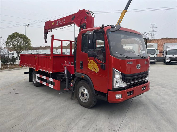 ?重汽豪曼3.8米貨箱6.3噸隨車吊