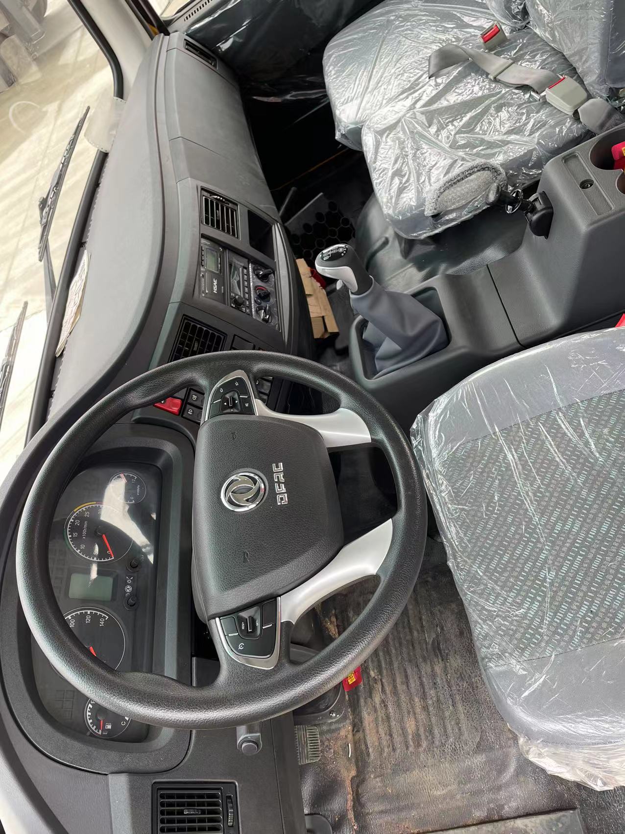 東風(fēng)多利卡D9挖機(jī)板平板隨車吊