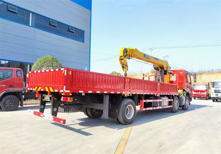 東風(fēng)柳汽小三軸徐工10隨車吊
