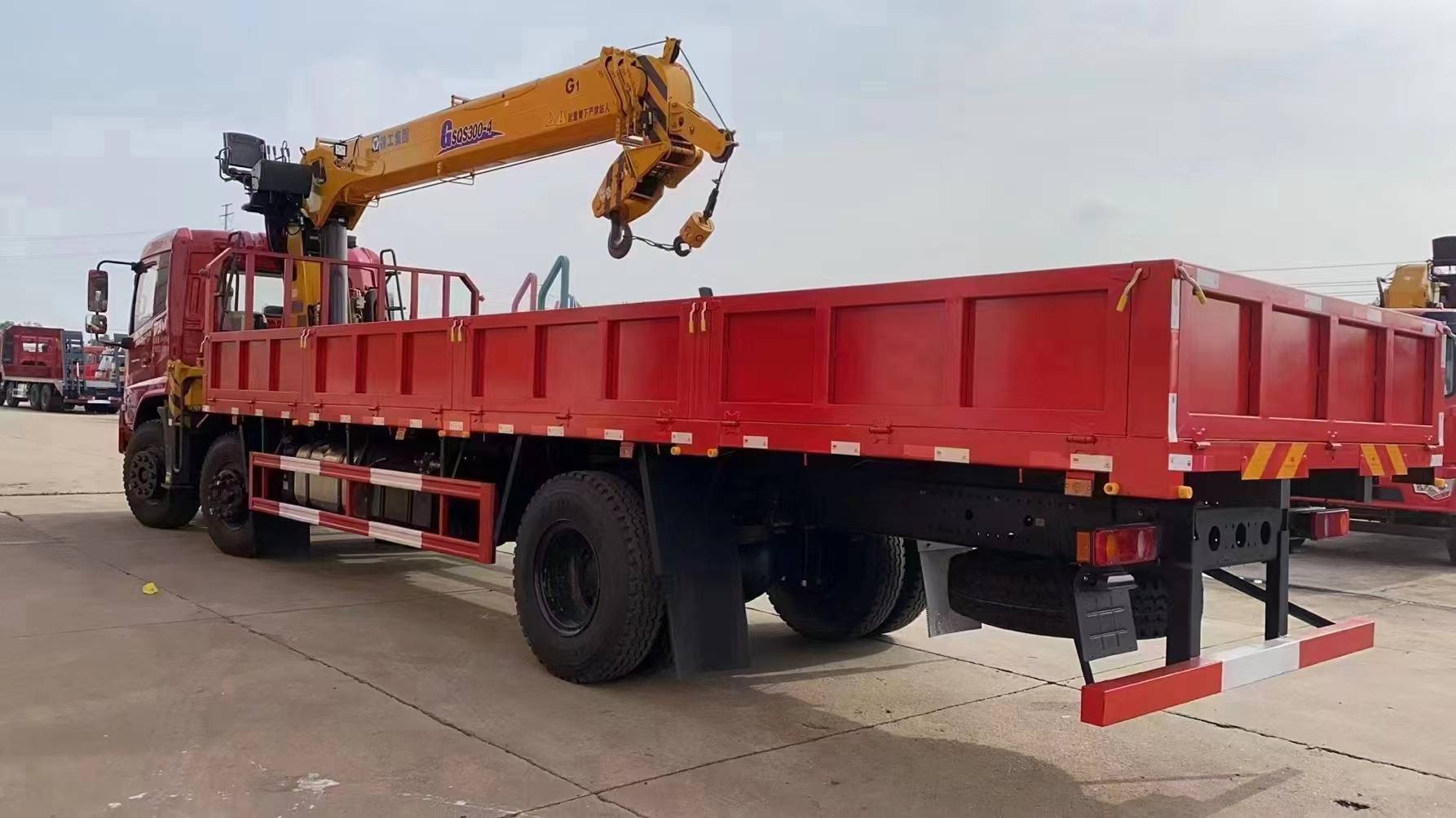 東風(fēng)DV3小三軸徐工10噸隨車吊