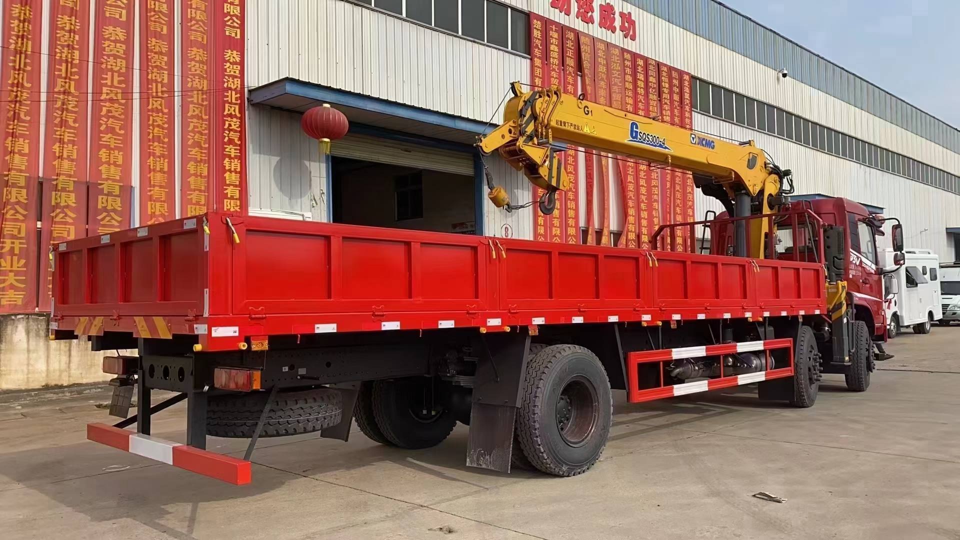 東風(fēng)DV3小三軸徐工10噸隨車吊