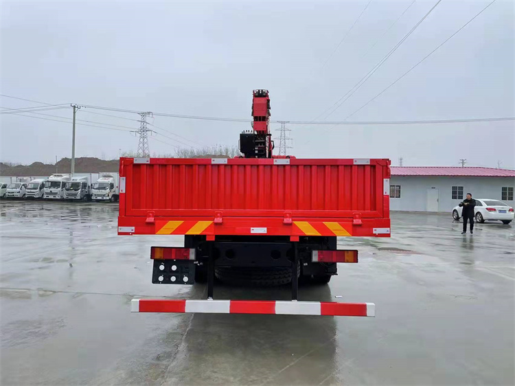 東風T5后八輪宏昌天馬13噸隨車吊